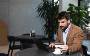 Por qué hoteles y rentadoras de autos piden una tarjeta de crédito como garantía